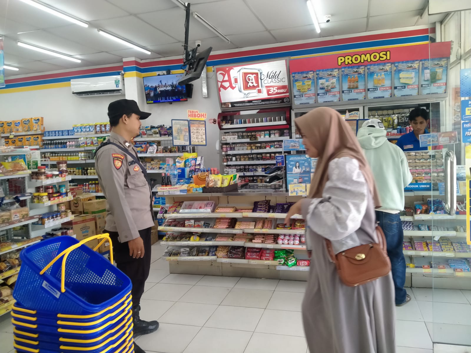 Polsek Ranuyoso Cek Keamanan Pertokoan, Harga Bahan Pokok, dan Produk Kadaluwarsa