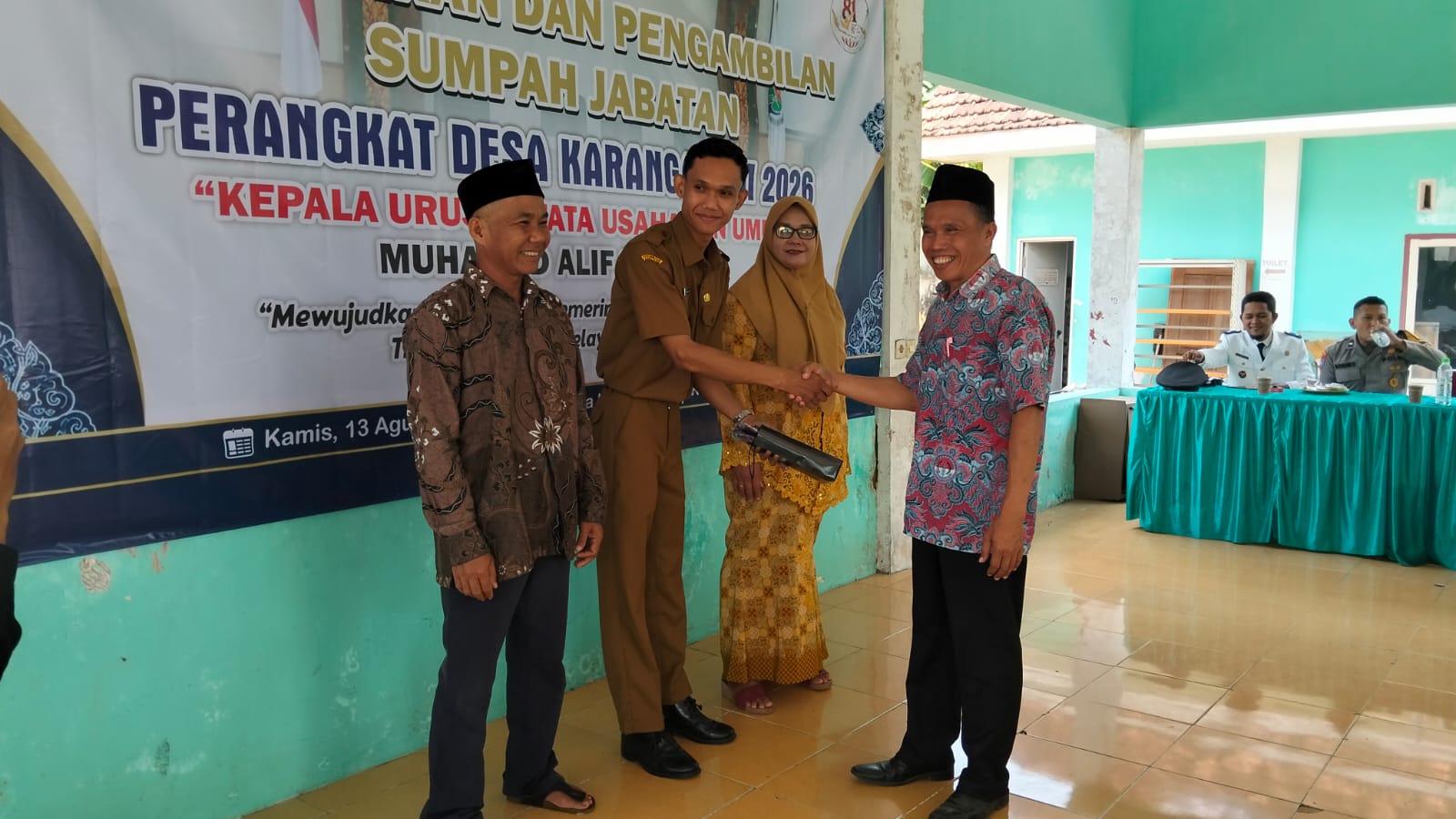 Perangkat Desa Karanganom Resmi Dilantik, Kapolsek Pasrujambe: Pelayanan Masyarakat Harus Diutamakan