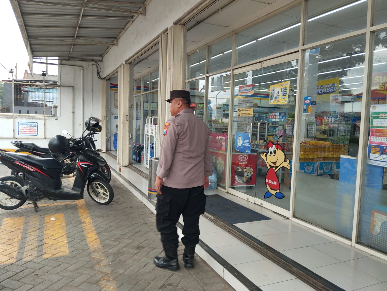 Patroli Strong Point di Pertokoan Tempeh Lor, Polsek Tempeh Antisipasi 3C dan Perkuat Rasa Aman Warga