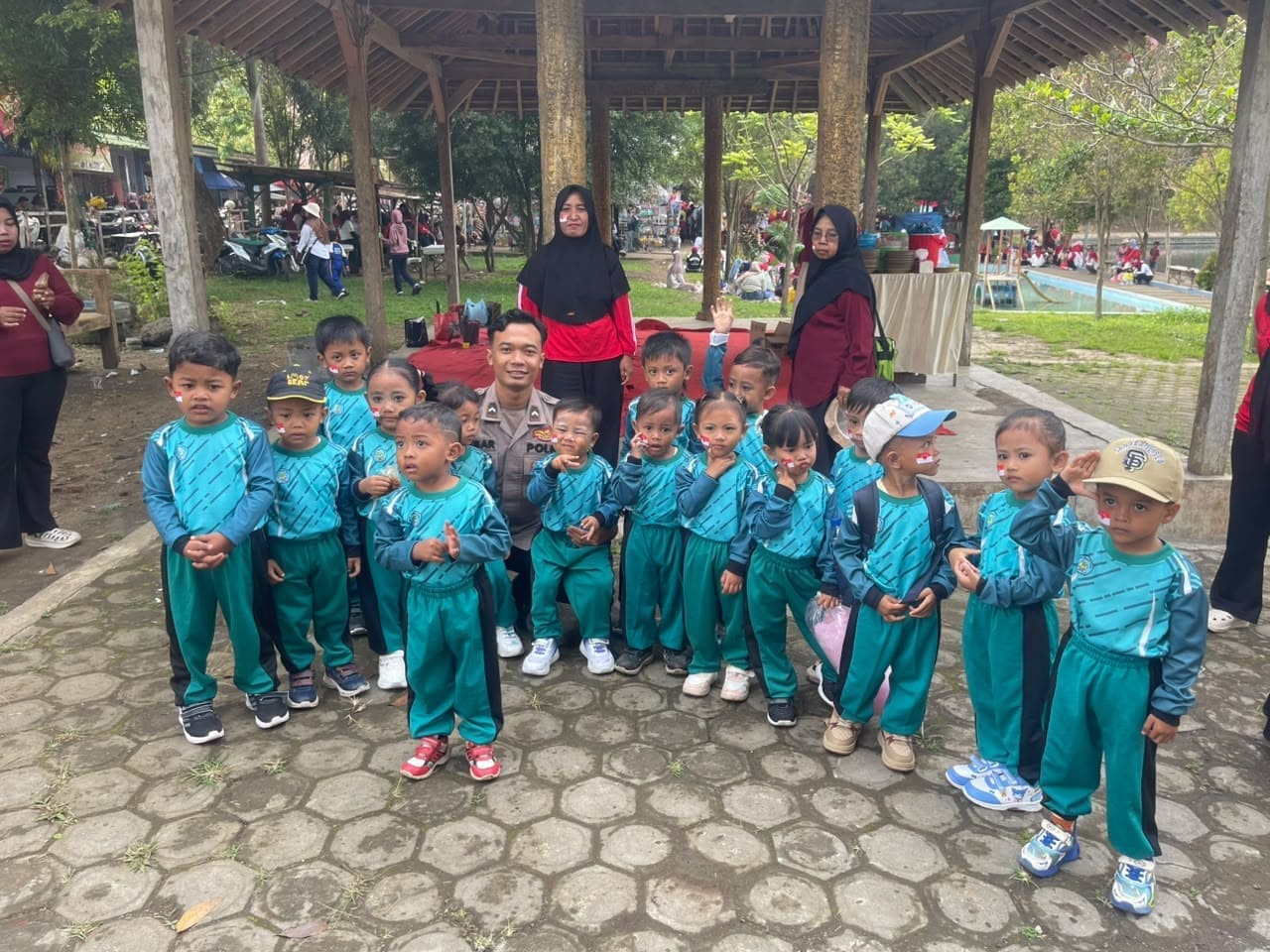 Polisi Sahabat Anak, Kapolsek Padang Sambangi Anak-Anak