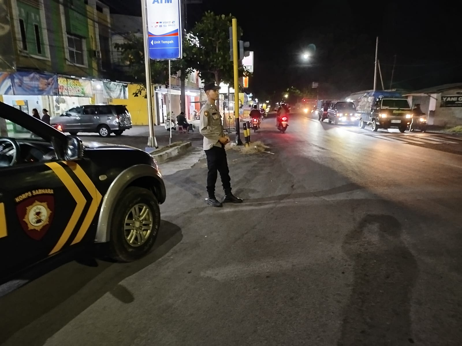 Patroli Strong Point Polsek Tempeh di Perempatan Lampu Merah Tempeh Tengah, Polisi Antisipasi 3C dan Jaga Kamtibmas
