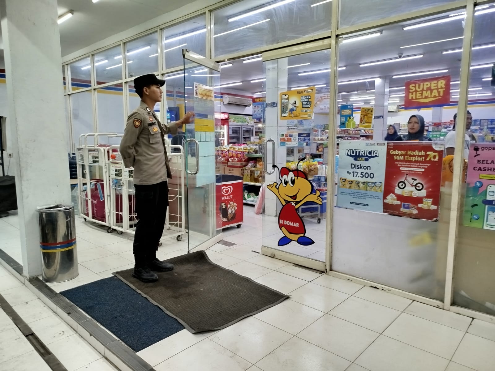 Patroli Strong Point Polsek Tempeh Sasar Pertokoan Modern Tempeh Lor, Antisipasi 3C dan Jaga Keamanan Aktivitas Warga