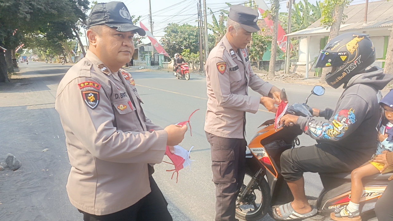 Bendera Merah Putih Dibagikan di Depan Mako Polsek Tempeh, Polri Ajak Warga Rawat Kebangsaan Jelang HUT RI Ke-81