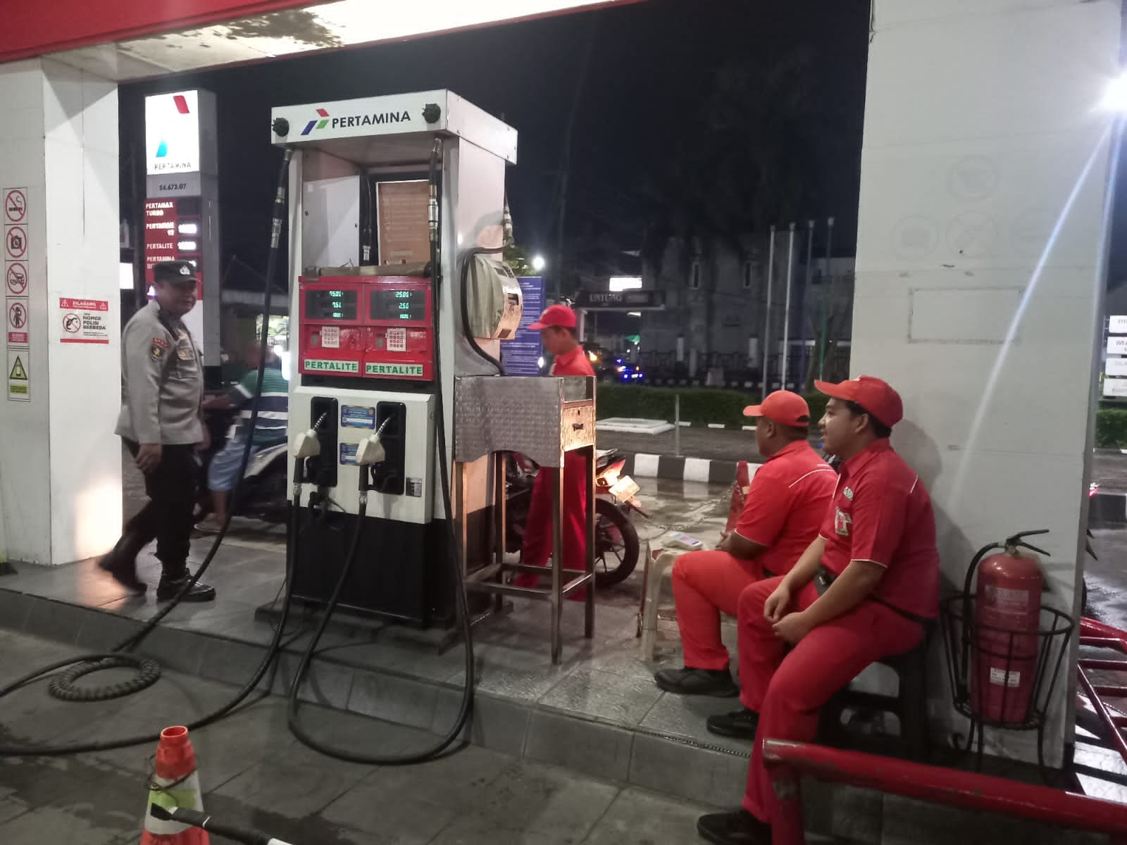 Patroli Malam Polsek Tempeh Pantau Ketersediaan BBM di SPBU Tempeh Lor, Pastikan Pasokan Tetap Aman bagi Masyarakat