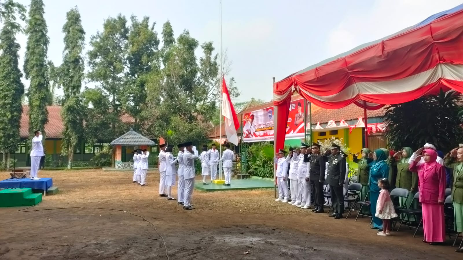Polsek Ranuyoso Laksanakan Pengamanan Upacara Kemerdekaan RI ke-81 di SMPN 1 Ranuyoso