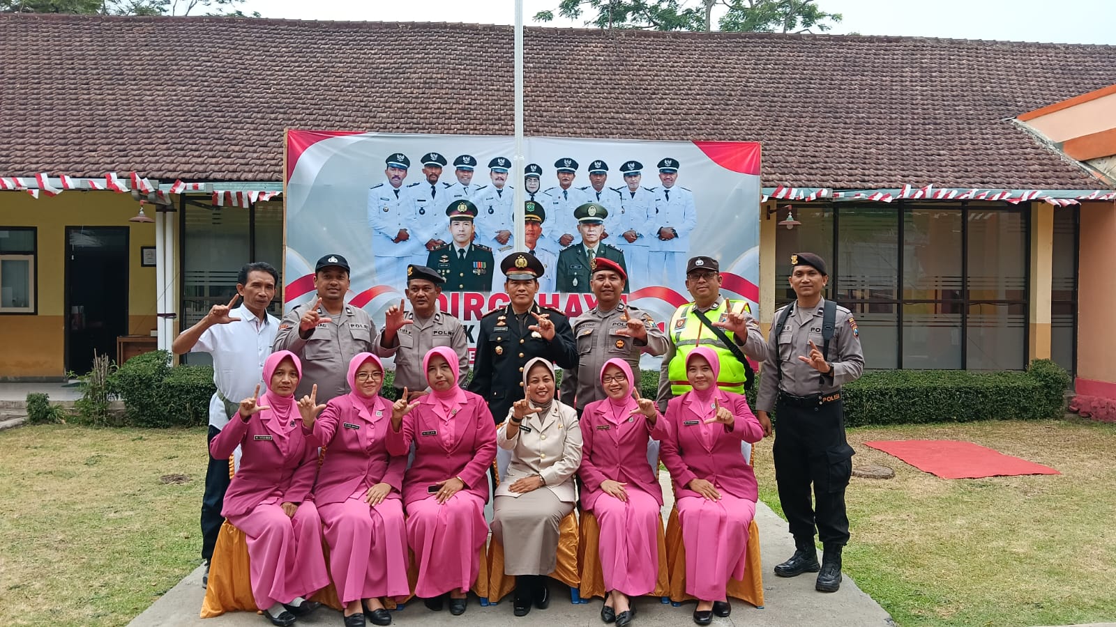 Sinergi Kemerdekaan, Personel Polsek Gucialit Amankan Sekaligus Ikuti Upacara HUT RI ke-81
