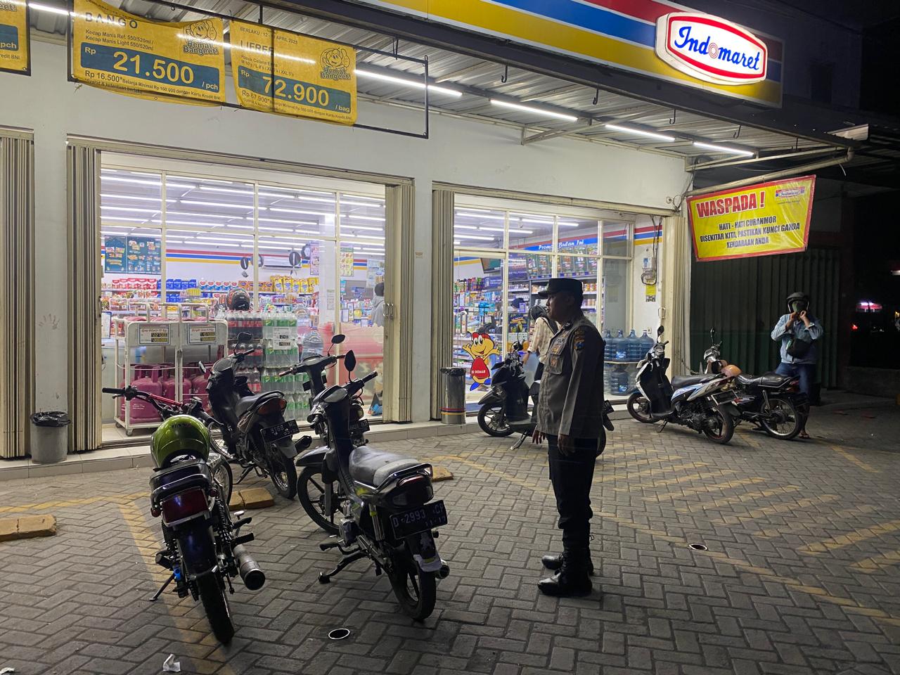 Patroli Strong Point Polsek Tempeh Sasar Pertokoan Modern Tempeh Lor, Antisipasi 3C dan Perkuat Keamanan Warga