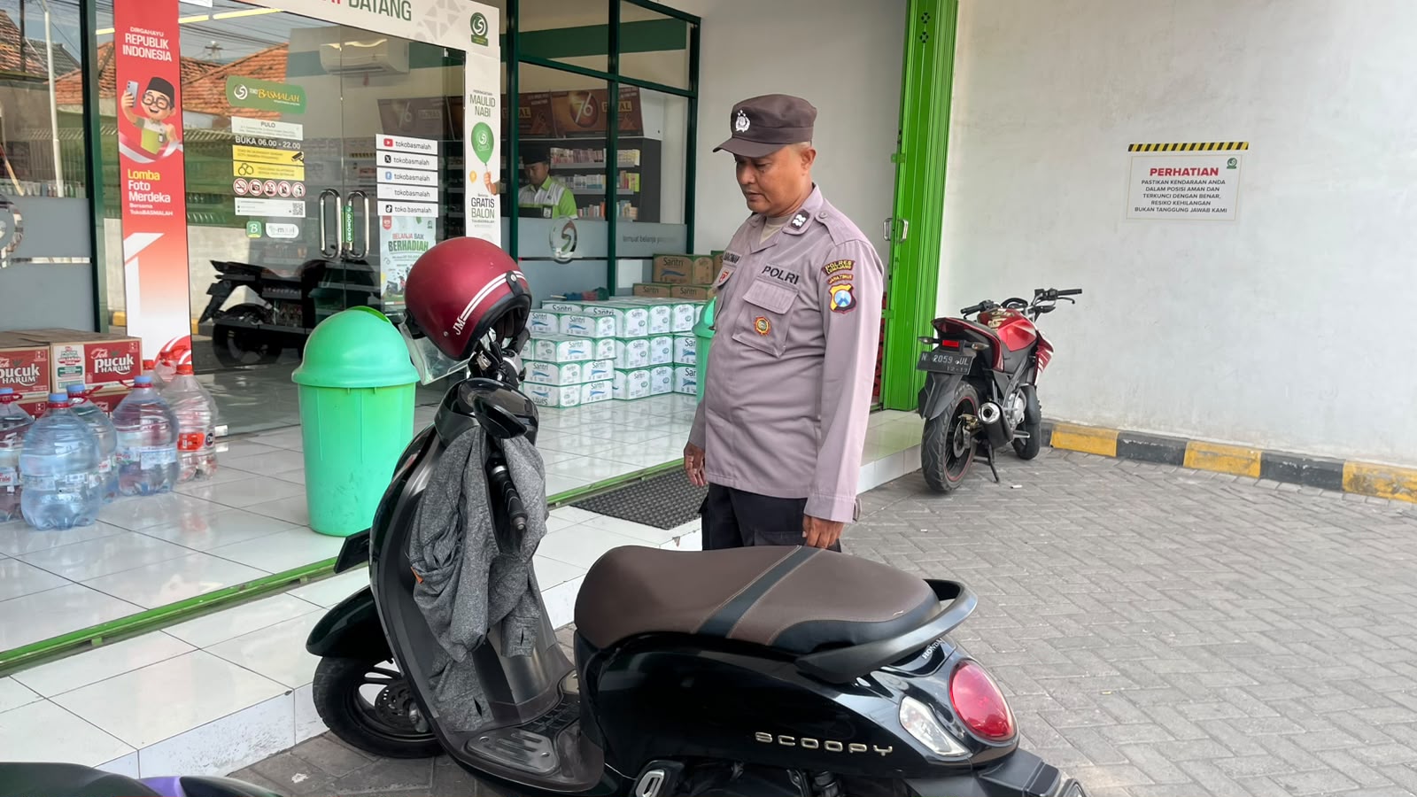 Patroli Strong Point Polsek Tempeh Sasar Pertokoan Modern Desa Pulo, Antisipasi Gangguan Kamtibmas