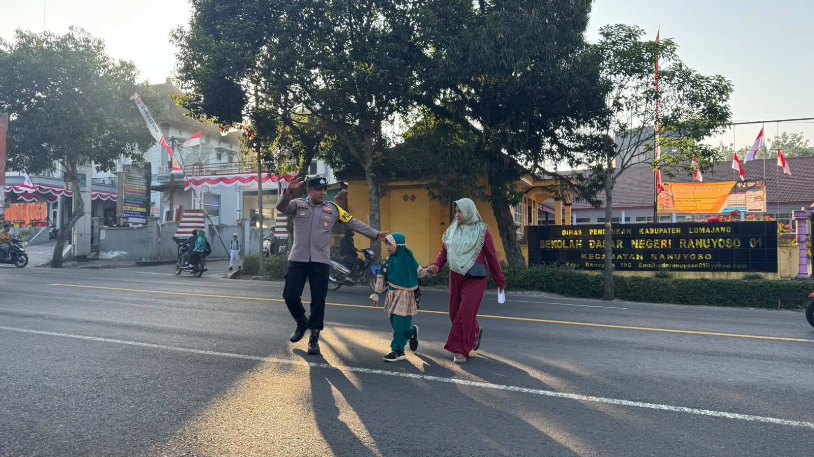 Polisi Bantu Seberangkan Pelajar, Wujud Kepedulian Polsek Ranuyoso terhadap Keselamatan Siswa