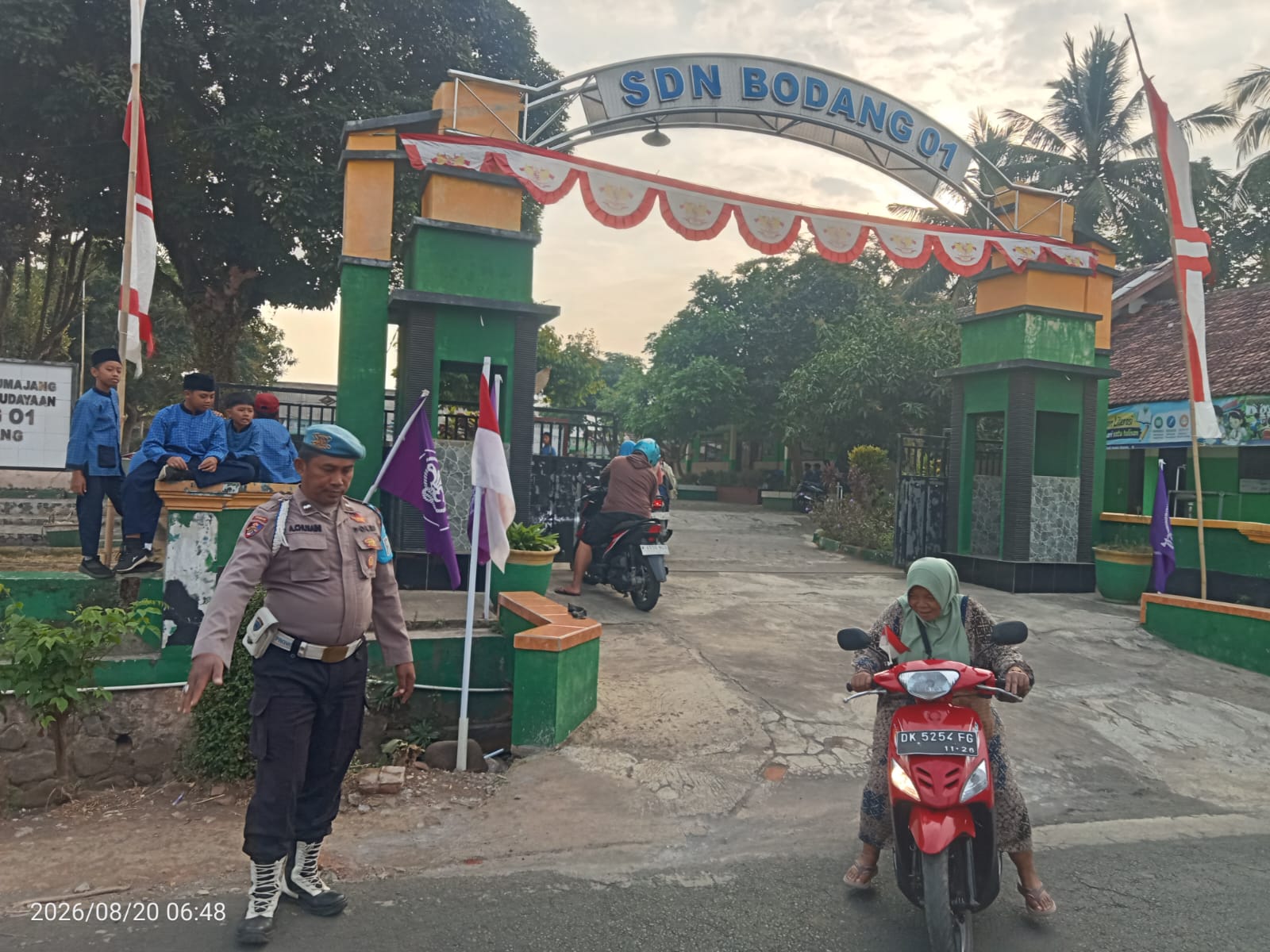 Kapolsek Padang Patroli Dan Bantu Penyeberangan Anak Sekolah Dan Pengaturan Lalu Lintas