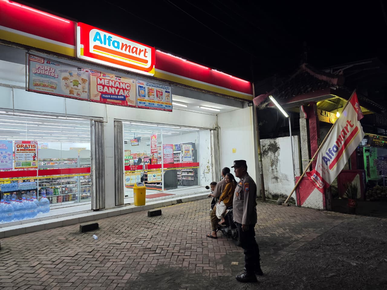 Patroli Strong Point Polsek Tempeh Sasar Pertokoan Modern di Tempeh Lor, Antisipasi 3C dan Jaga Kamtibmas