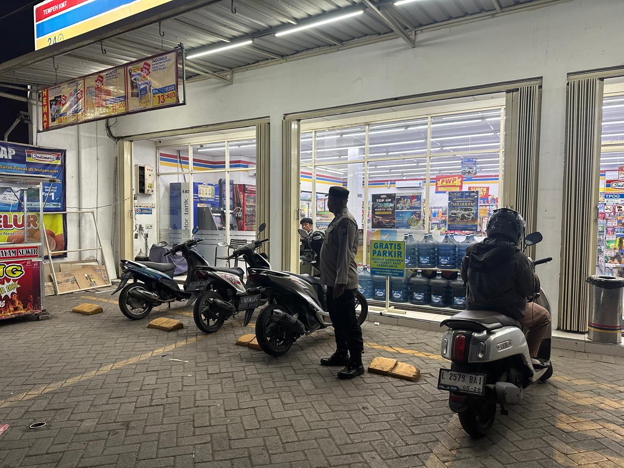 Patroli Malam Polsek Tempeh Sasar Pertokoan Modern Desa Pulo untuk Antisipasi 3C dan Jaga Kamtibmas