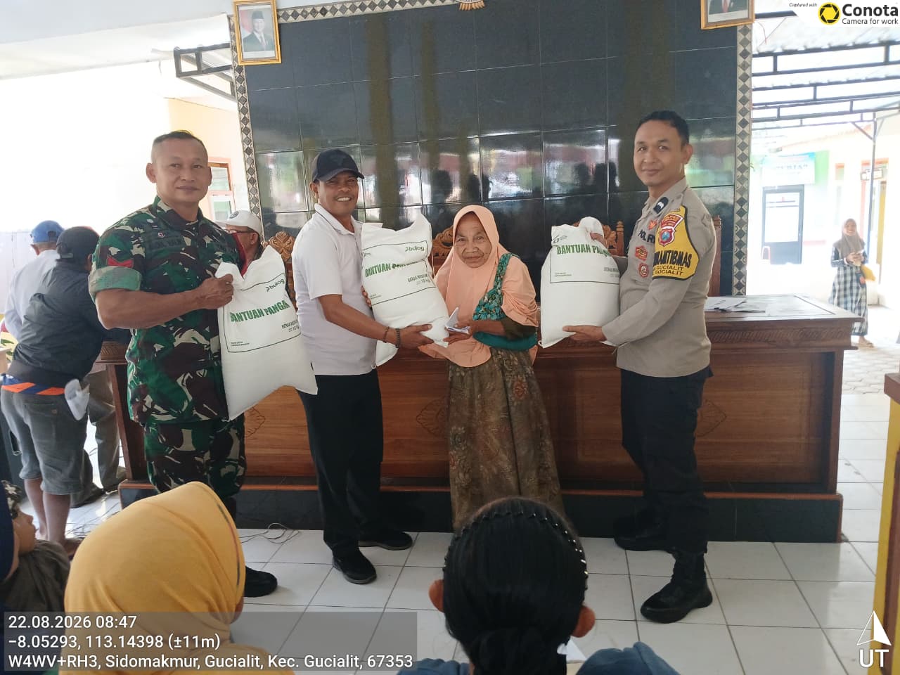 Pastikan Penyaluran Lancar, Polsek Gucialit Kawal Pembagian Beras Bantuan Pangan
