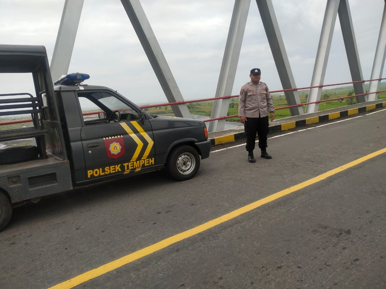 Patroli Strong Point Polsek Tempeh di Jembatan Selowangi, Upaya Cegah 3C dan Jaga Kamtibmas