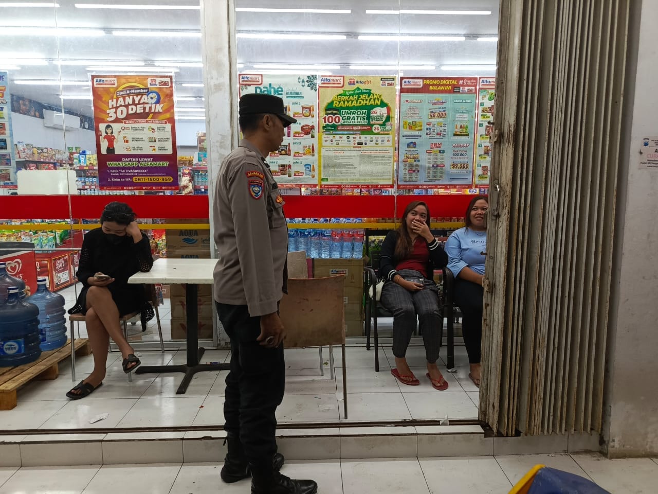 Patroli Strong Point Polsek Tempeh Sasar Pertokoan Modern Desa Tempeh Lor untuk Antisipasi 3C
