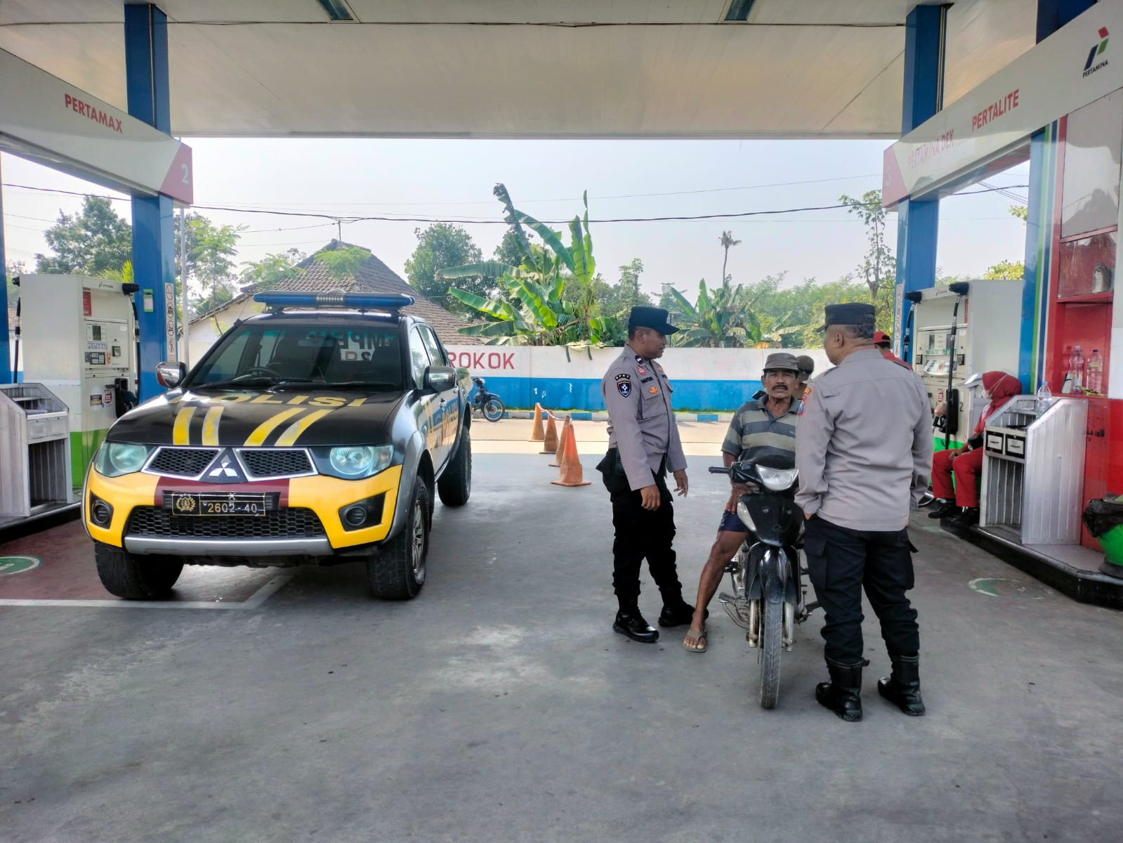 Patroli Dialogis Polsek Tempeh Pantau Ketersediaan BBM di SPBU Desa Sumberjati