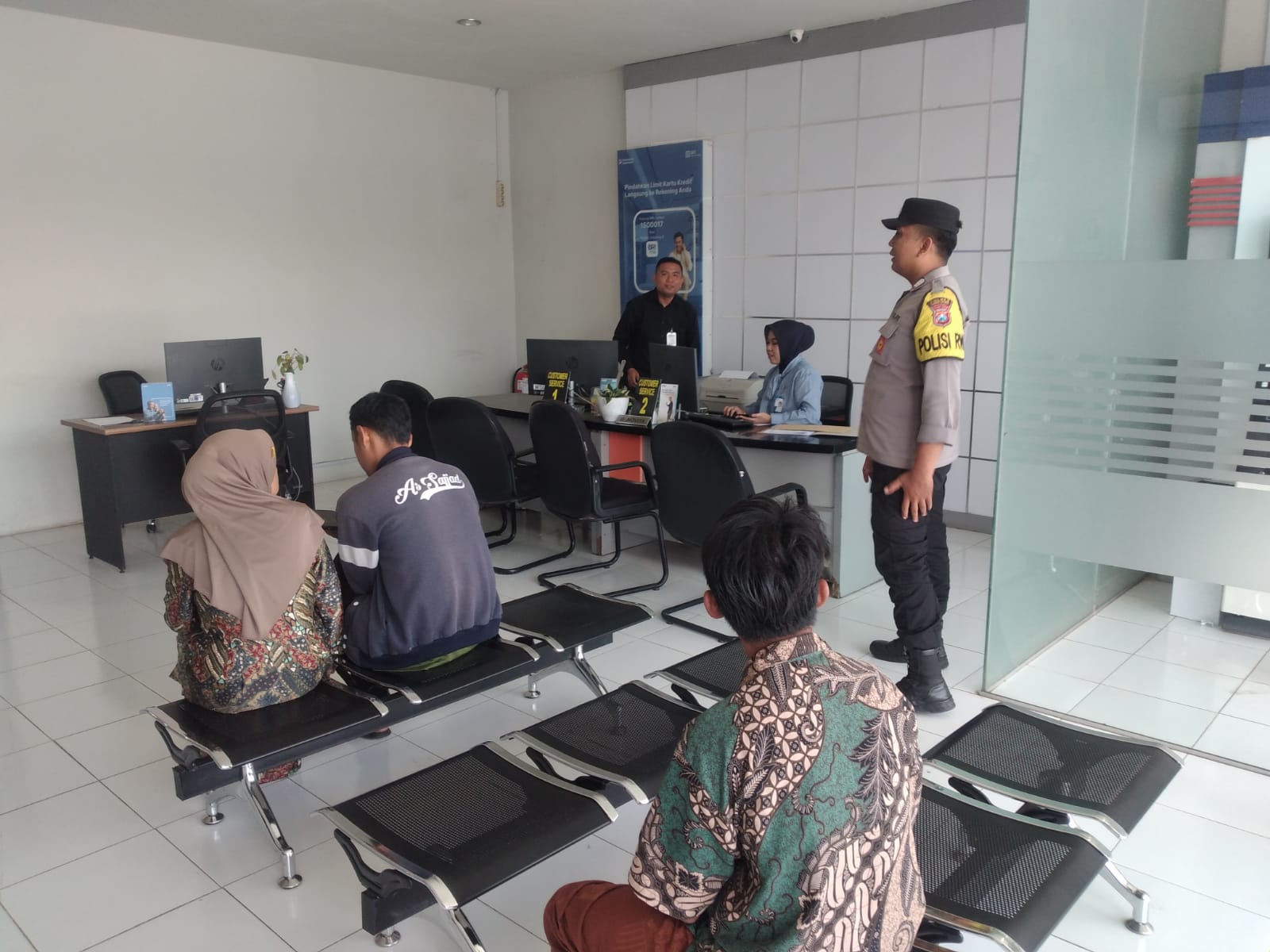 Patroli Pantau Kawasan Perbankan dan ATM Cegah Kriminalitas oleh Polsek Ranuyoso
