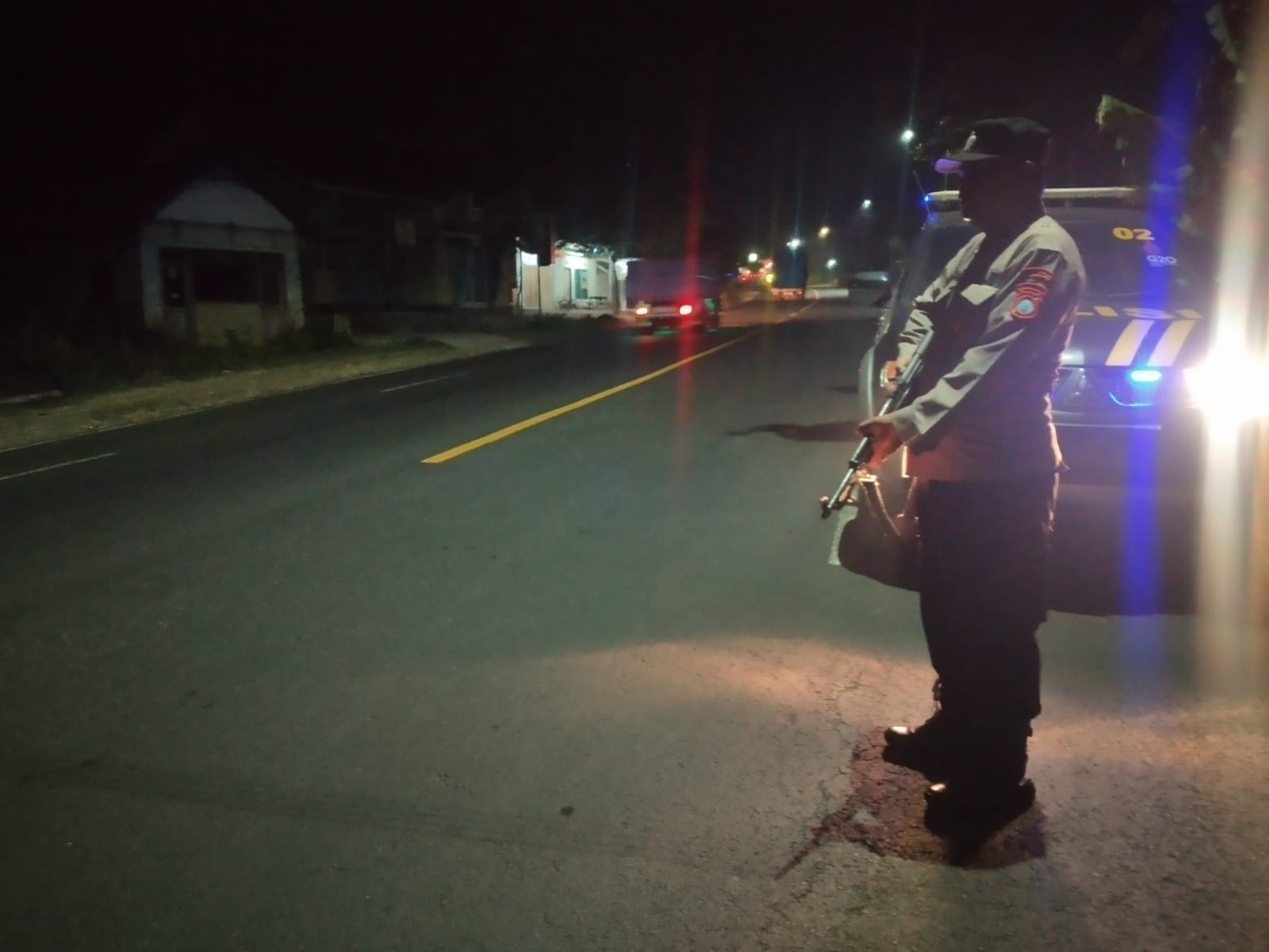 Polisi Polsek Ranuyoso Jaga Keamanan Sepanjang Jalan Kecamatan Ranuyoso
