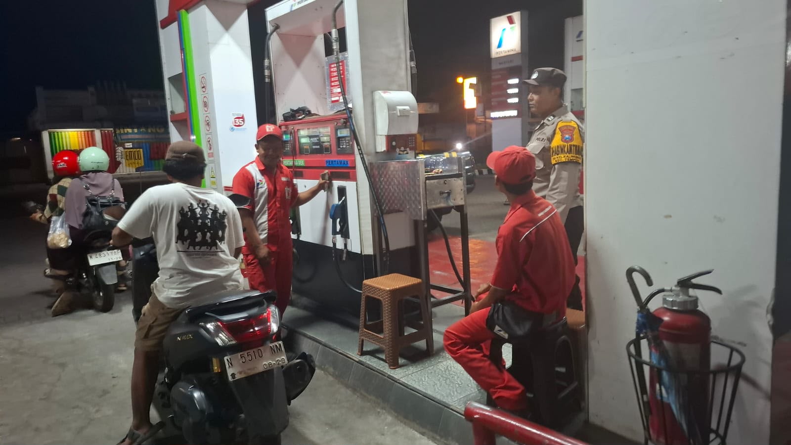 Patroli Dialogis Polsek Tempeh Pantau Ketersediaan BBM di SPBU Desa Tempeh Lor