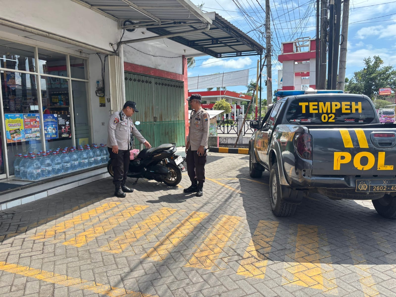 Patroli Strong Point Polsek Tempeh Sasar Pertokoan Modern Desa Pulo, Antisipasi Gangguan Kamtibmas dan 3C