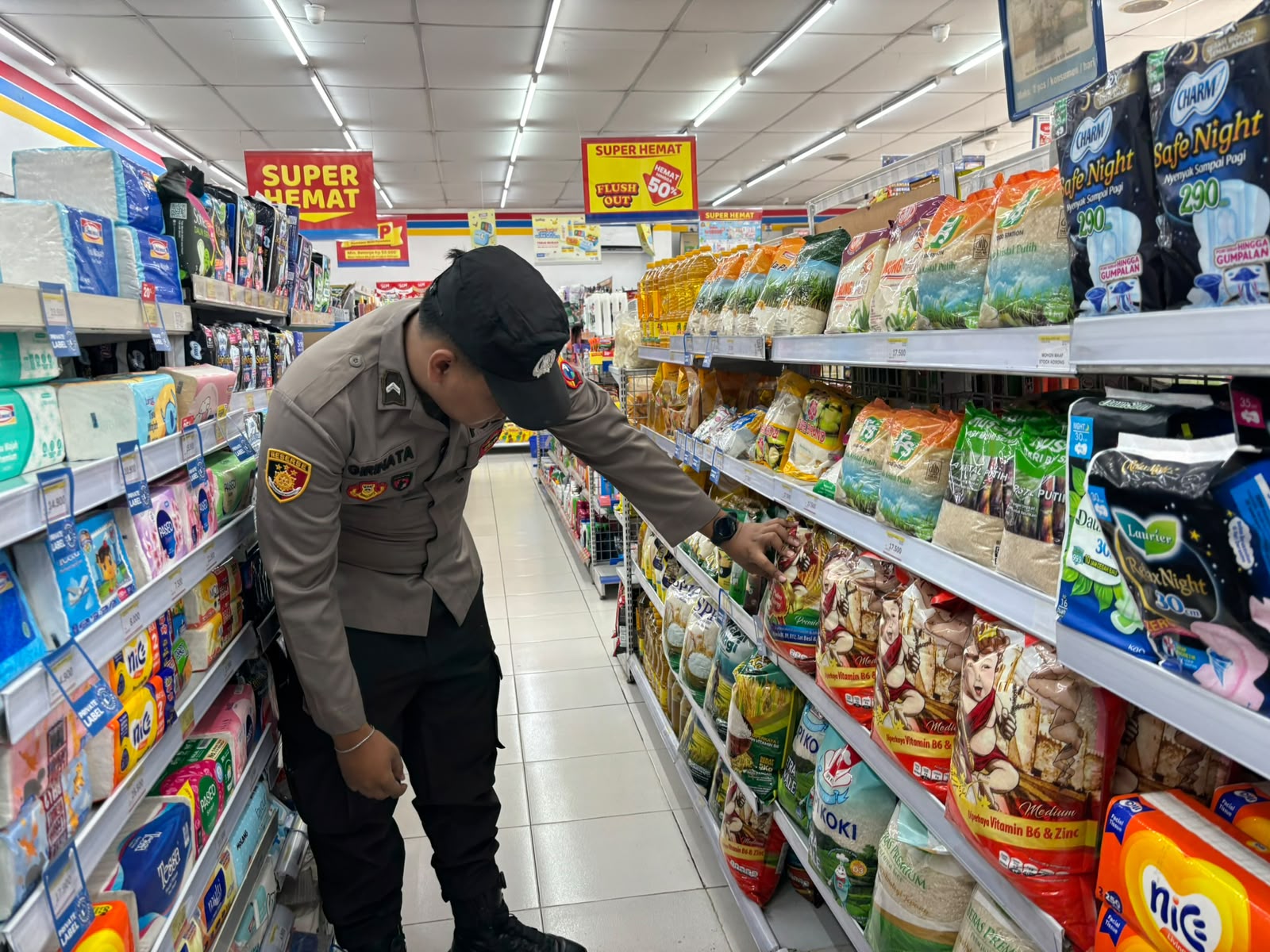 Polsek Ranuyoso Cek Keamanan Pertokoan, Harga Bahan Pokok, dan Produk Kadaluwarsa