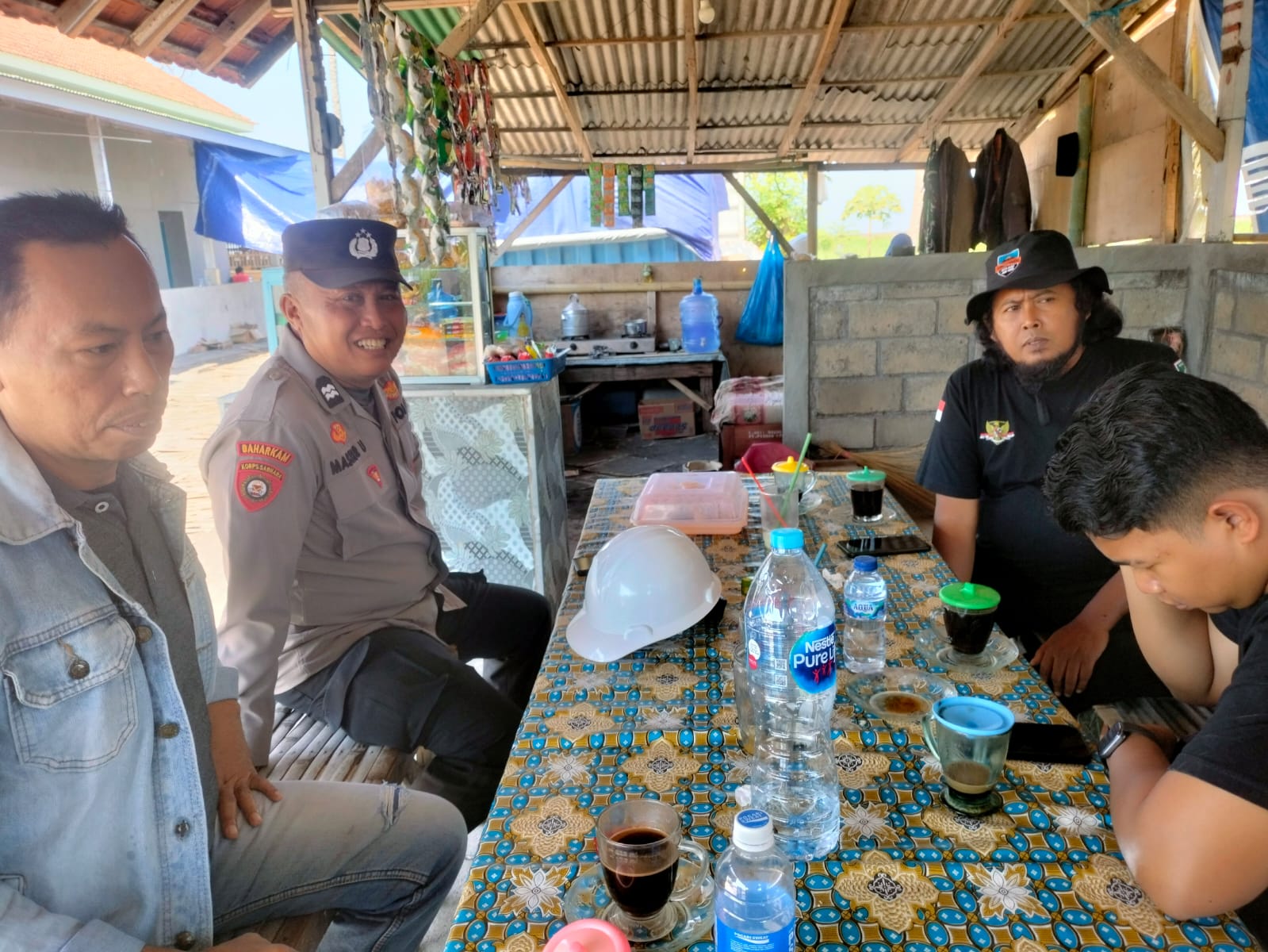 Polsek Tempeh Tingkatkan Kesadaran Kamtibmas melalui Sambang Tatap Muka di Warung Kopi Desa Pandanwangi