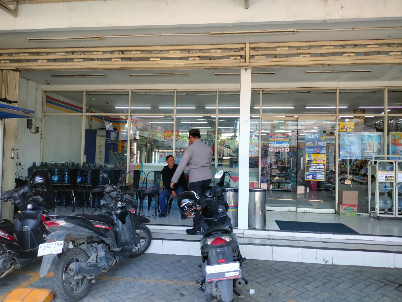 Patroli Dialogis Polsek Tempeh Sasar Pertokoan Modern Desa Tempeh Tengah, Antisipasi 3C dan Jaga Kamtibmas