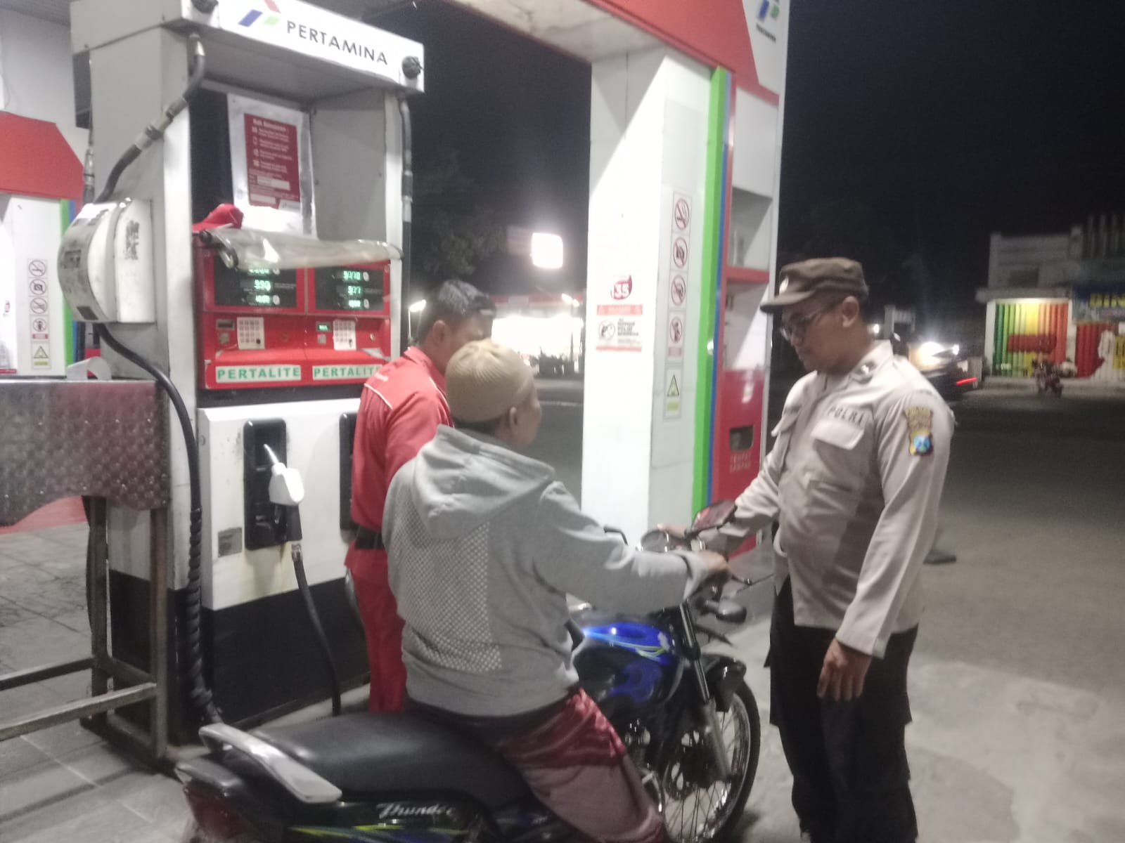 Patroli Malam Polsek Tempeh Pantau Ketersediaan BBM di SPBU Desa Tempeh Lor