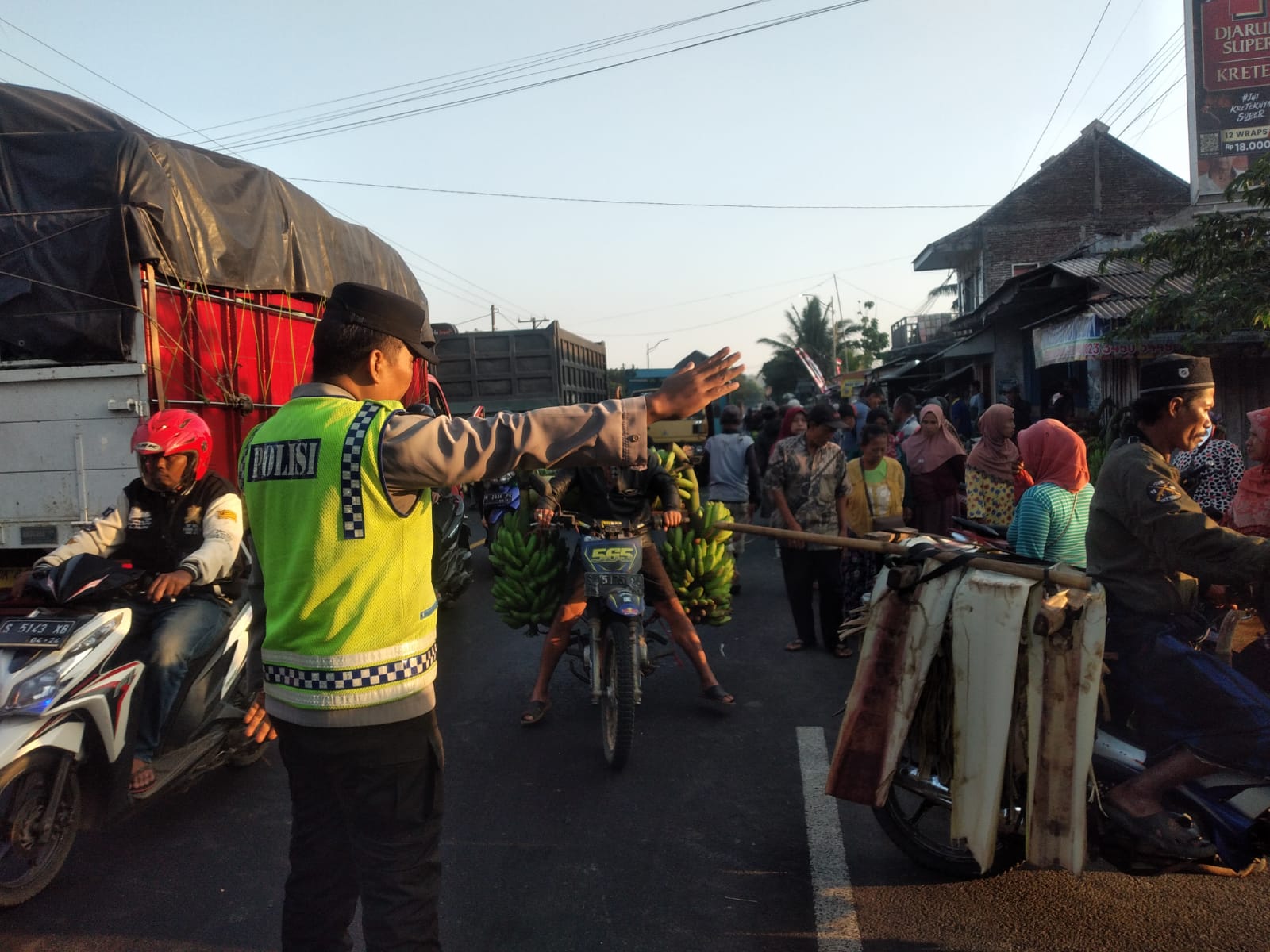 Patroli Pengaturan Arus Lalu Lintas di Pasar Gedang Wates Wetan