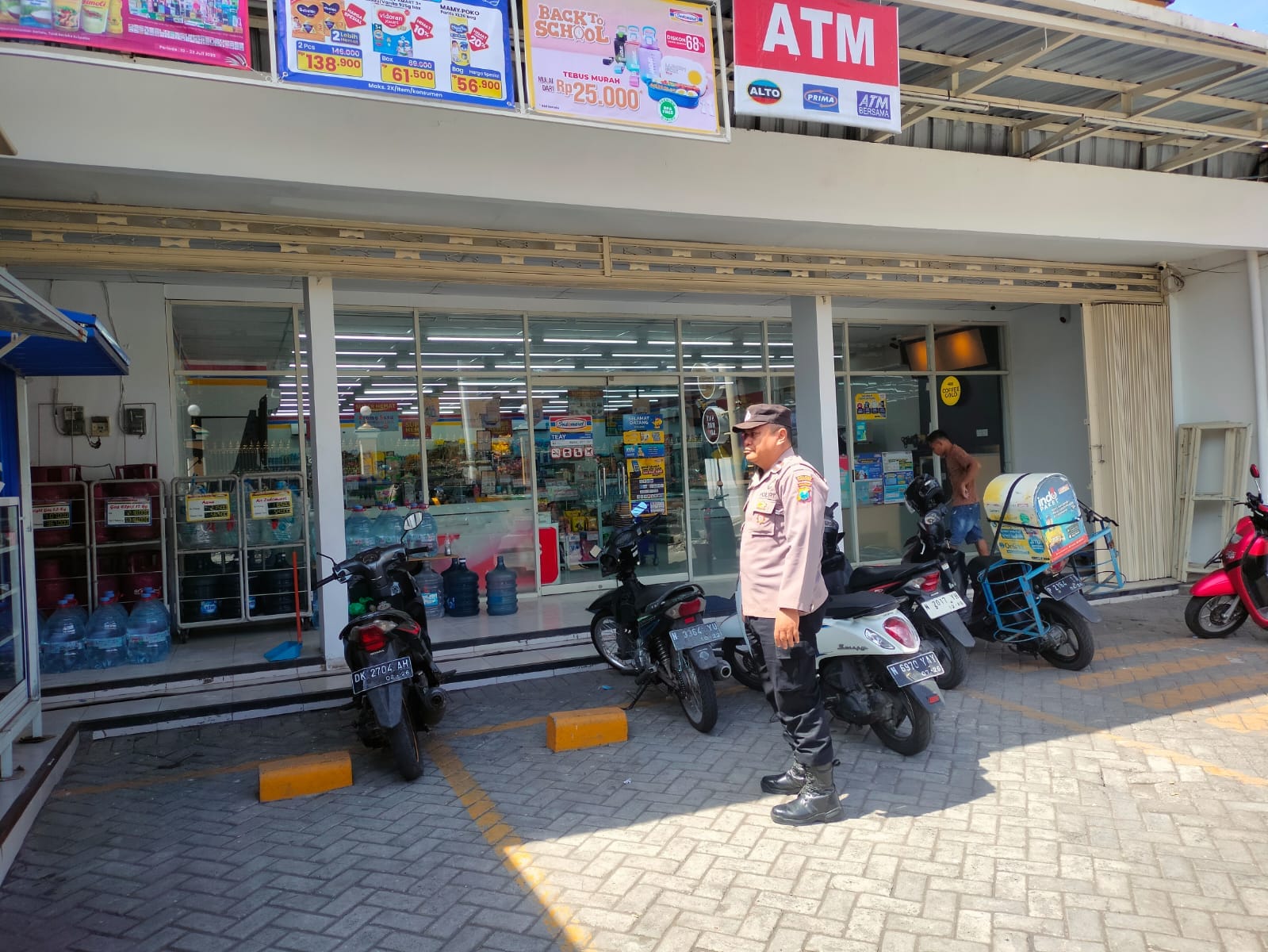 Patroli Strong Point Polsek Tempeh Hadir di Pertokoan Modern Desa Tempeh Lor, Antisipasi Gangguan 3C