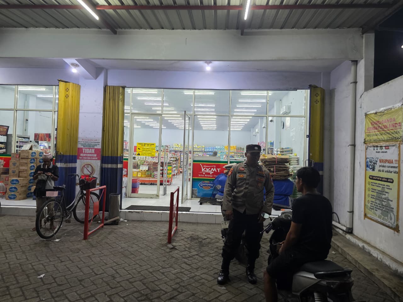 Patroli Dialogis Polsek Tempeh Jaga Pertokoan Modern dari Potensi Gangguan 3C