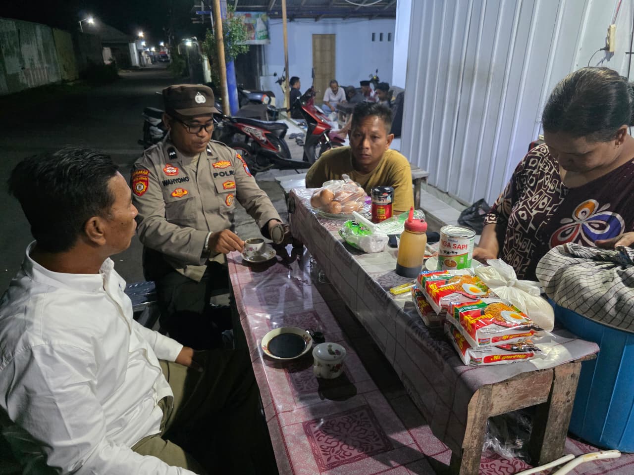 Polsek Tempeh Sambangi Warga di Warung Kopi Desa Pulo, Perkuat Kesadaran Kamtibmas Bersama
