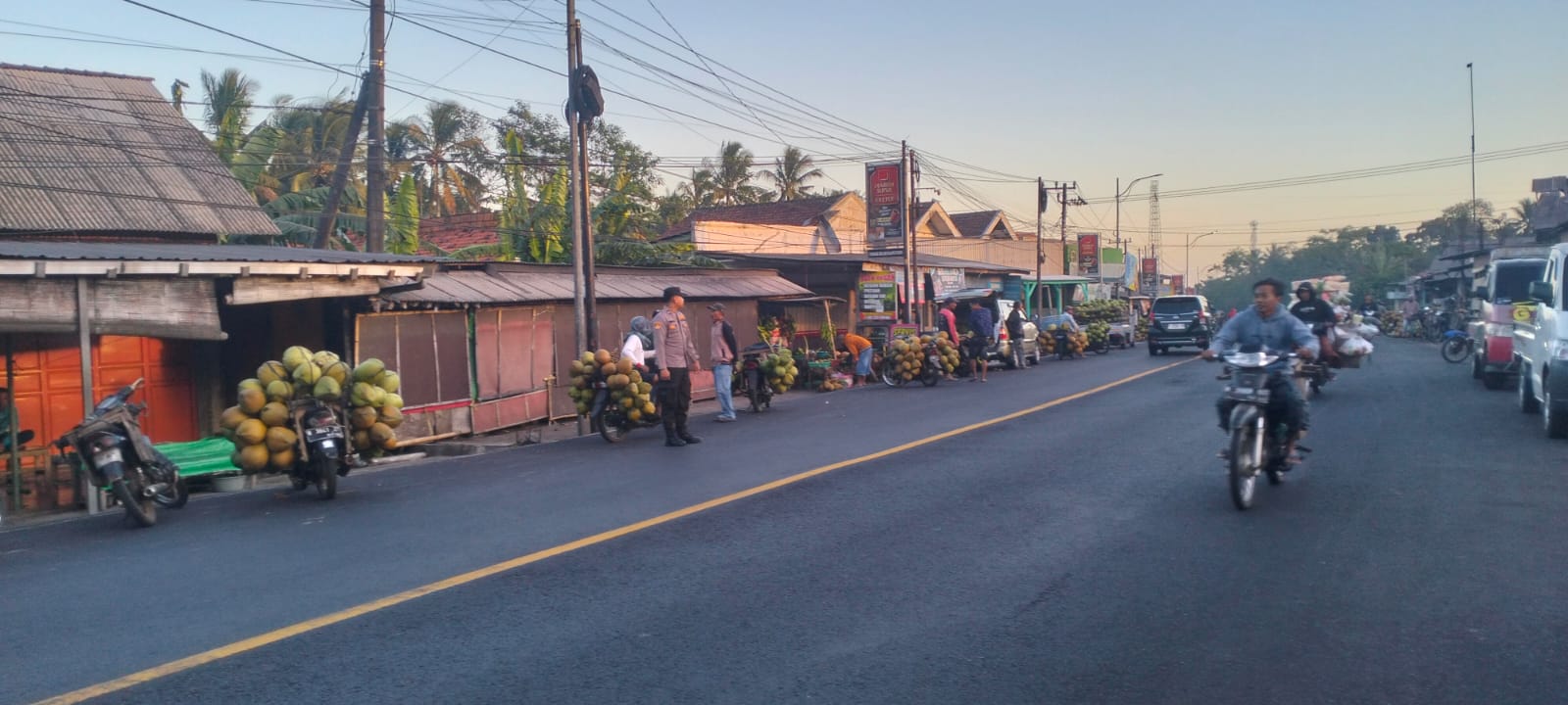 Patroli Poros Pagi di Pasar Buah Ranuyoso Antisipasi Kemacetan