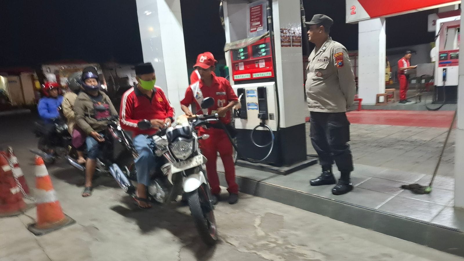 Patroli Dialogis Polsek Tempeh Pantau Ketersediaan BBM di SPBU Desa Tempeh Lor
