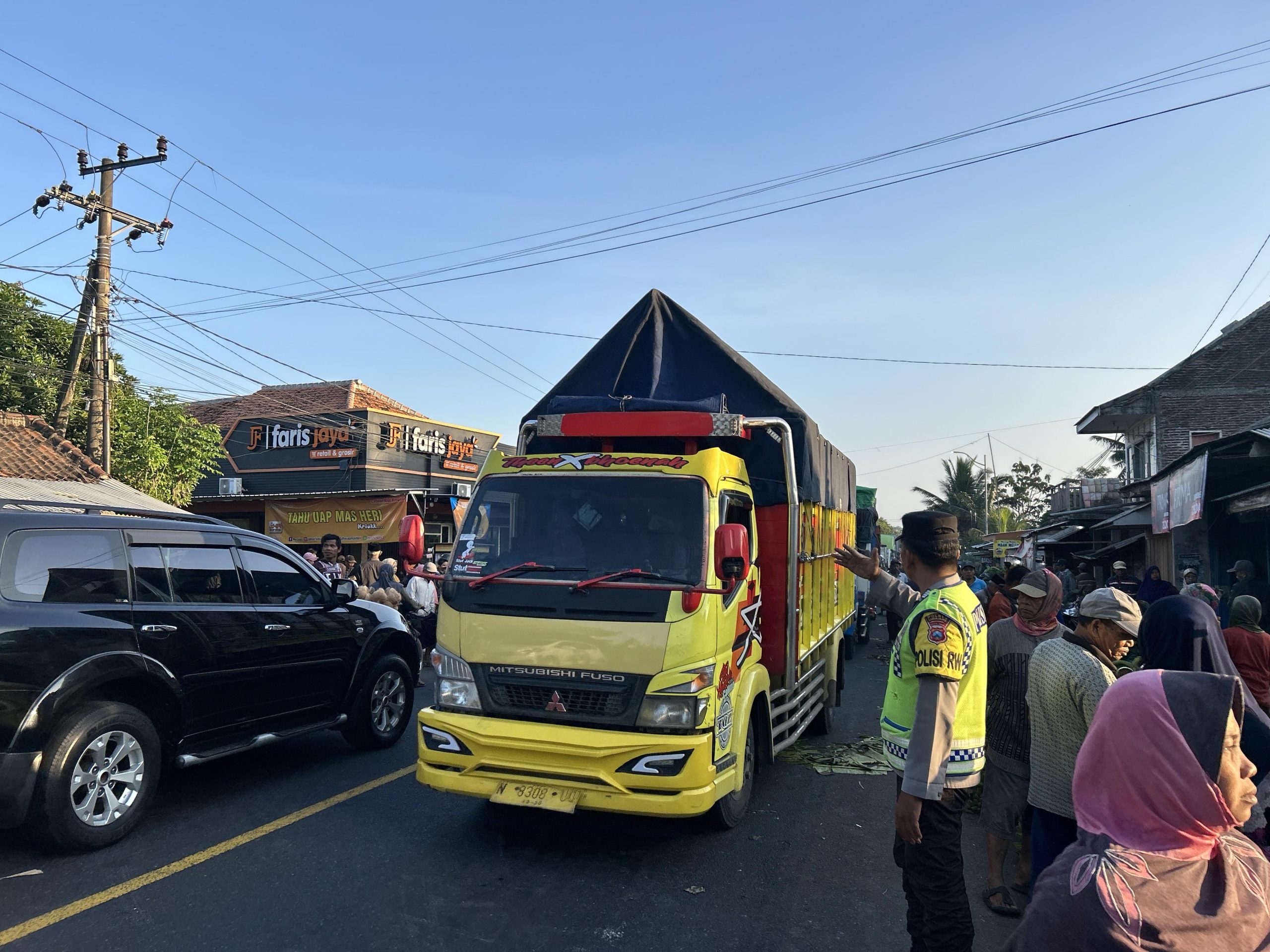 Patroli Poros Pagi di Pasar Buah Wates Wetan Antisipasi Kemacetan