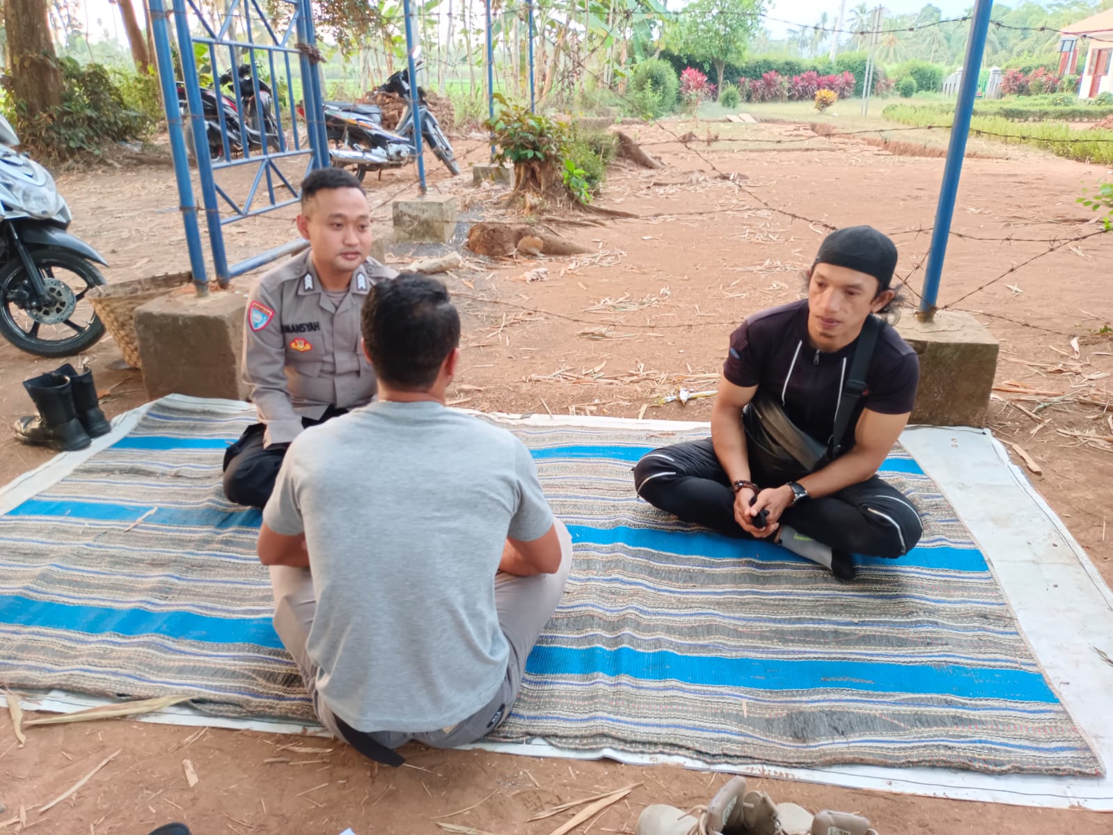 Patroli Dialogis di Candi Agung, Polsek Randuagung Sosialisasikan Call Center 110