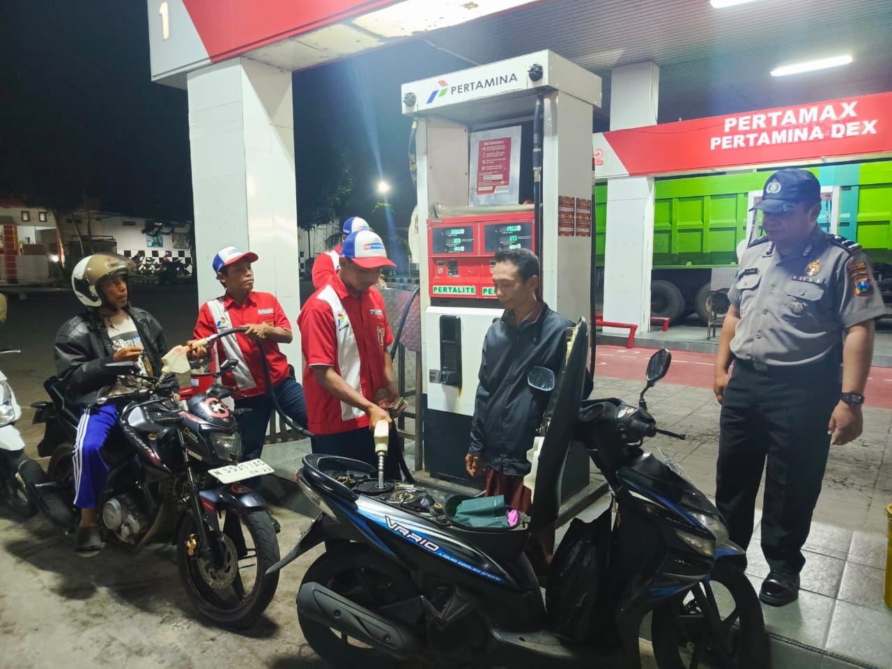 Patroli Dialogis Polsek Tempeh Pantau Ketersediaan BBM di SPBU Desa Tempeh Lor