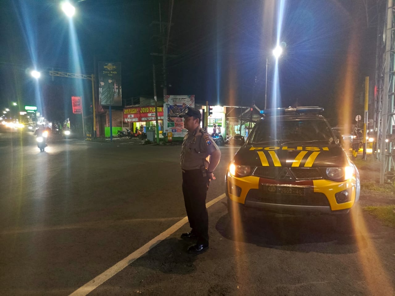 Patroli Blue Light Polsek Tempeh Sasar Perempatan Lampu Merah untuk Antisipasi Gangguan 3C