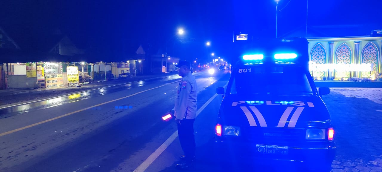 Patroli Blue Light Polsek Tempeh Sasar Pertigaan Warkut Desa Besuk, Antisipasi Gangguan Kamtibmas