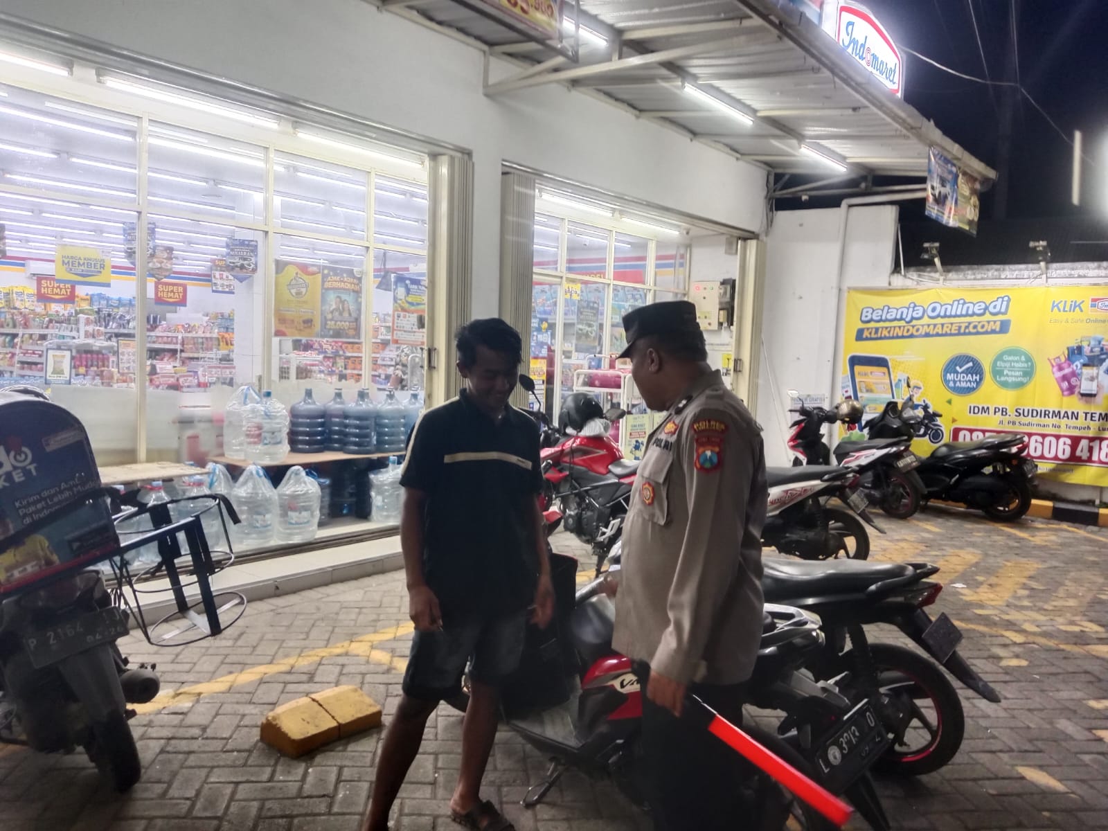 Patroli Dialogis Polsek Tempeh Sasar Pertokoan Modern Desa Pulo, Antisipasi Gangguan Kamtibmas