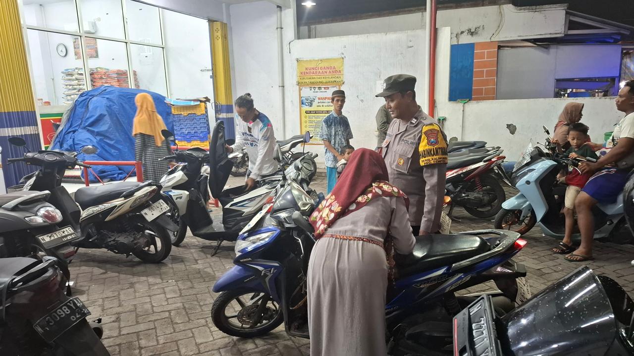 Patroli Malam Polsek Tempeh Sasar Pertokoan Modern Desa Tempeh Tengah, Antisipasi Gangguan Kamtibmas