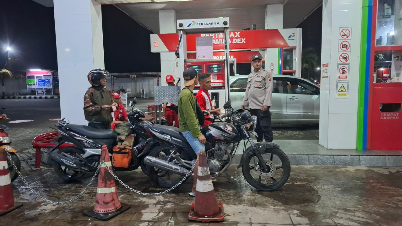 Patroli Kewilayahan Polsek Tempeh Pantau Ketersediaan BBM di SPBU Desa Tempeh Lor