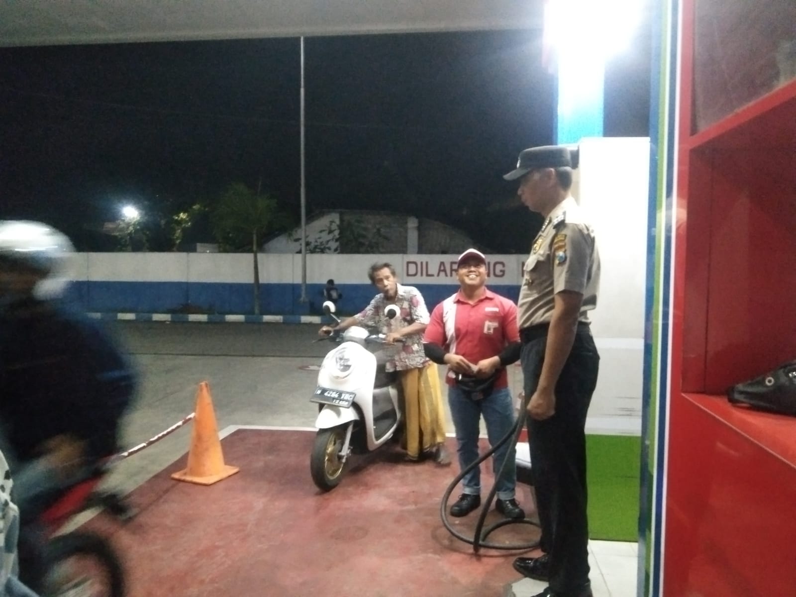Patroli Dialogis Polsek Tempeh Pantau Ketersediaan BBM di SPBU Desa Sumberjati