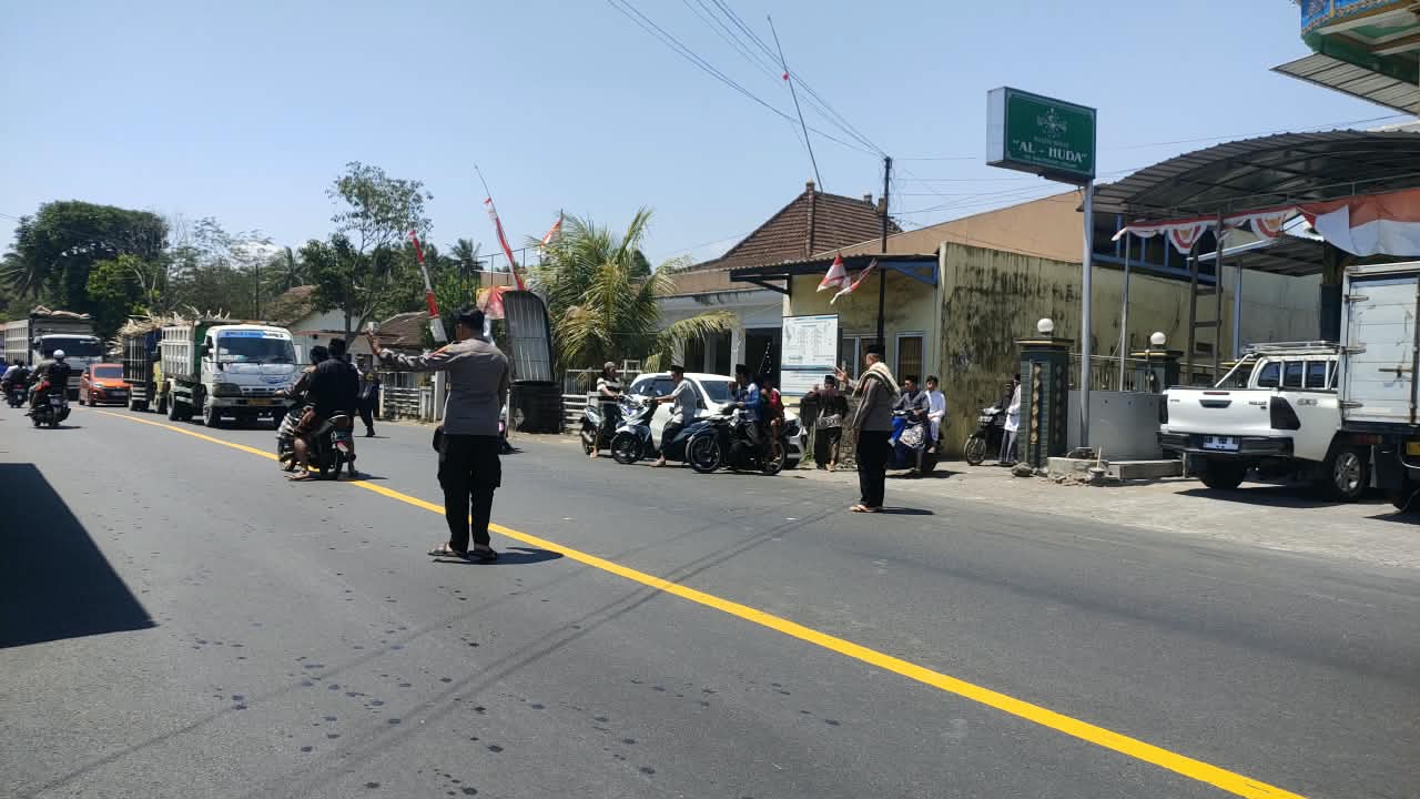 Polsek Ranuyoso Melaksanakan Pengamanan dan Turlalin di Masjid Al Huda Ranuyoso