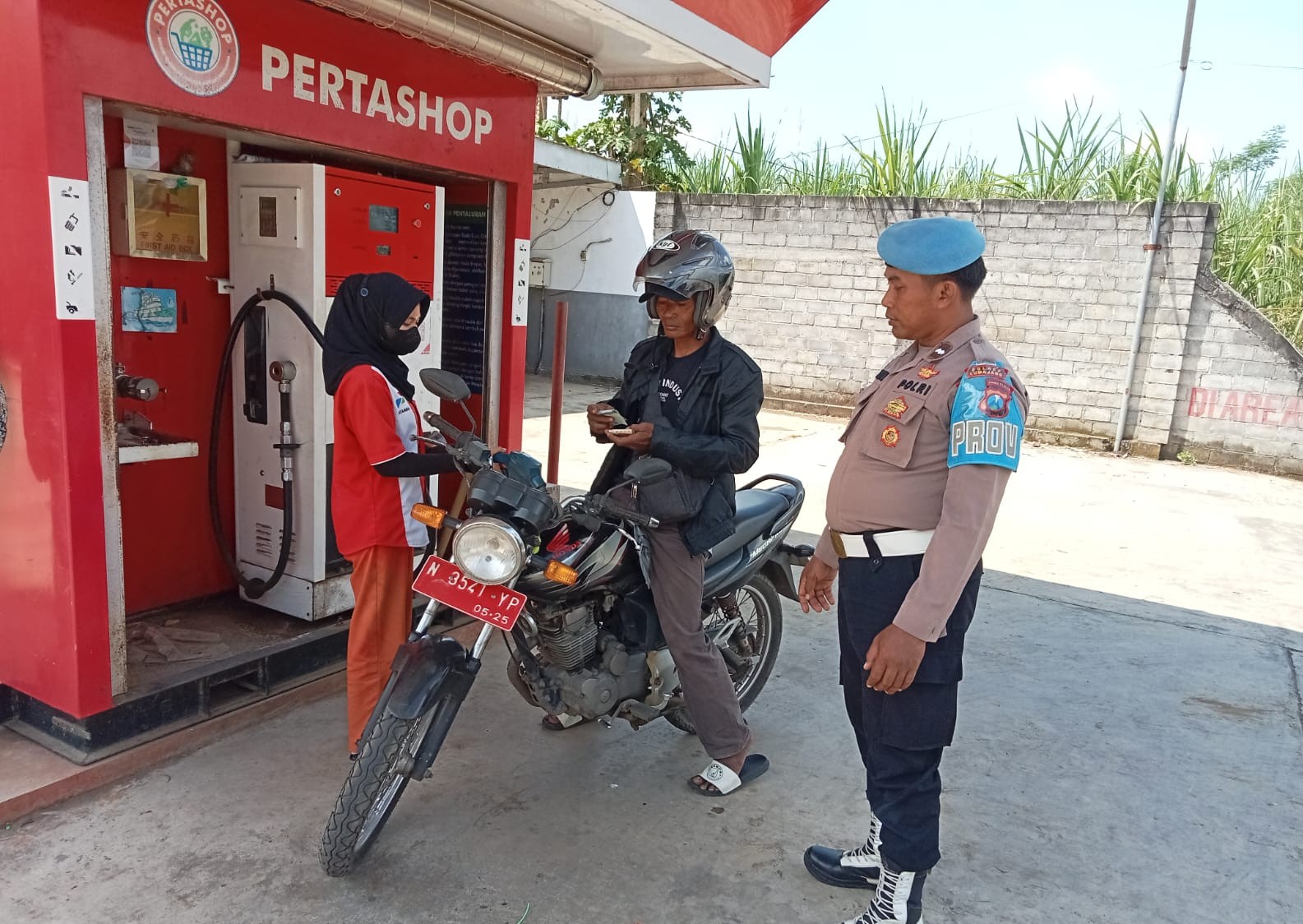 Gelar Patroli Dialogis, Ini Pesan yang Disampaikan Anggota Polsek Padang Kepada Karyawan SPBU