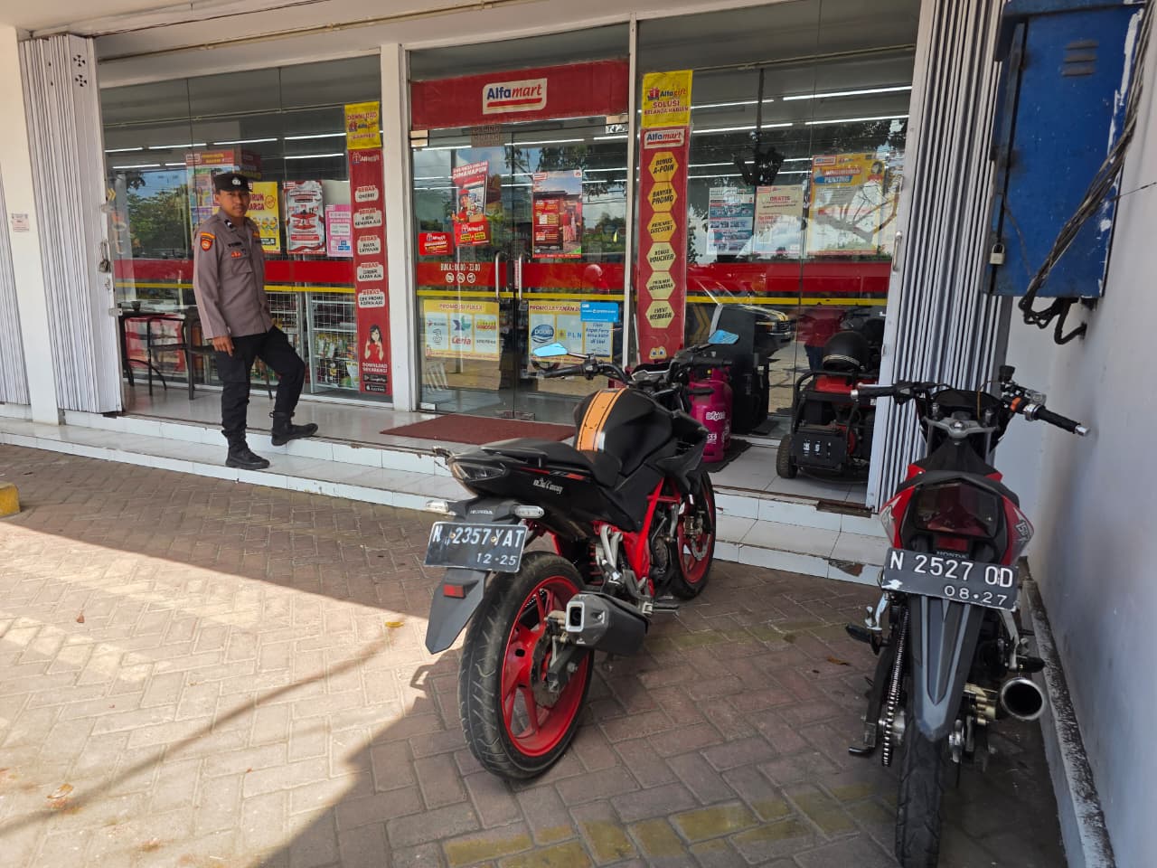 Patroli Strong Point Polsek Tempeh Sasar Pertokoan Modern untuk Antisipasi 3C dan Jaga Kamtibmas