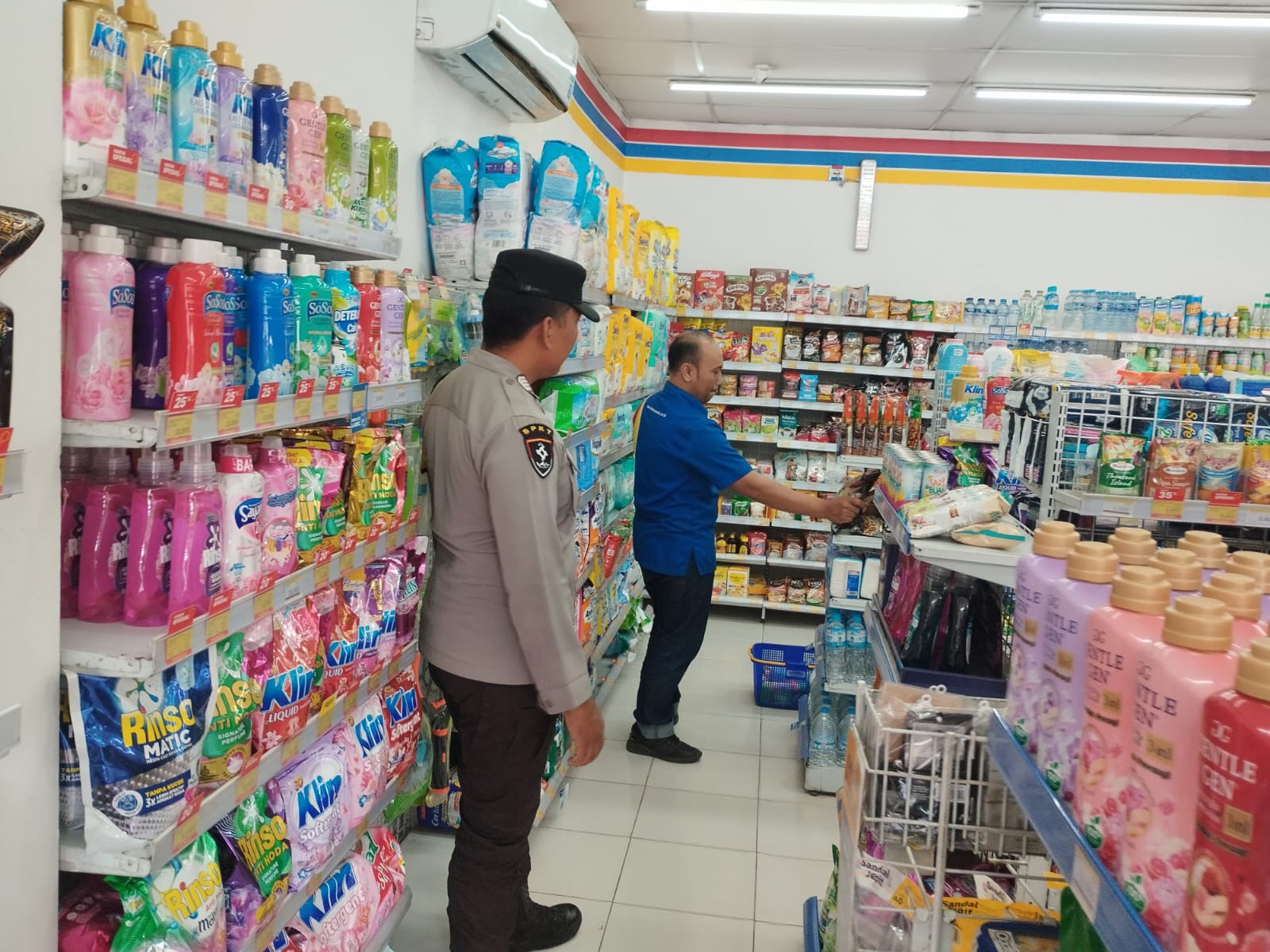 Polsek Ranuyoso Cek Keamanan Pertokoan, Harga Bahan Pokok, dan Produk Kadaluwarsa