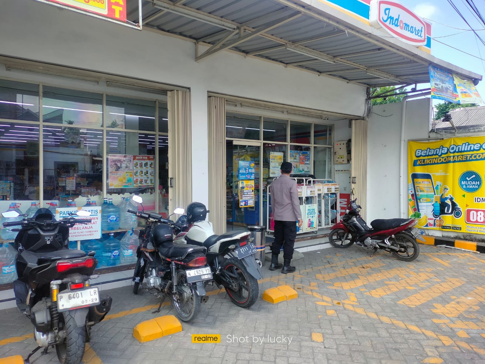 Patroli Strong Point Polsek Tempeh Sasar Pertokoan Modern, Antisipasi 3C dan Jaga Kamtibmas