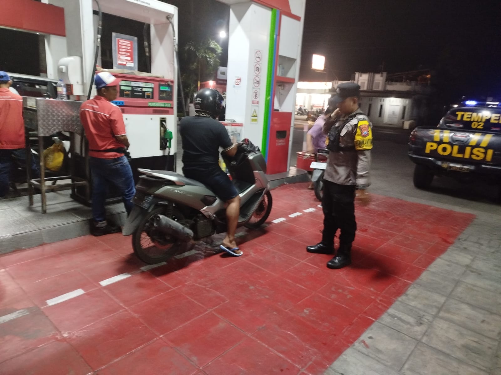 Patroli Dialogis Polsek Tempeh Pantau Ketersediaan BBM di SPBU Desa Tempeh Lor