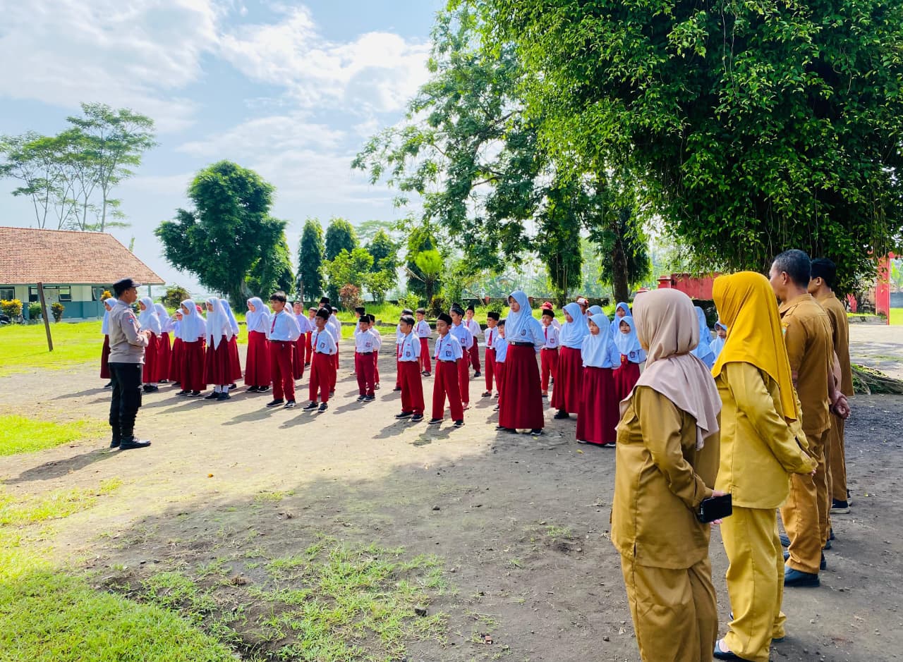 Polisi Jadi Pembina Upacara di SDN Tumpeng 03, Sampaikan Pesan Kamtibmas kepada Pelajar